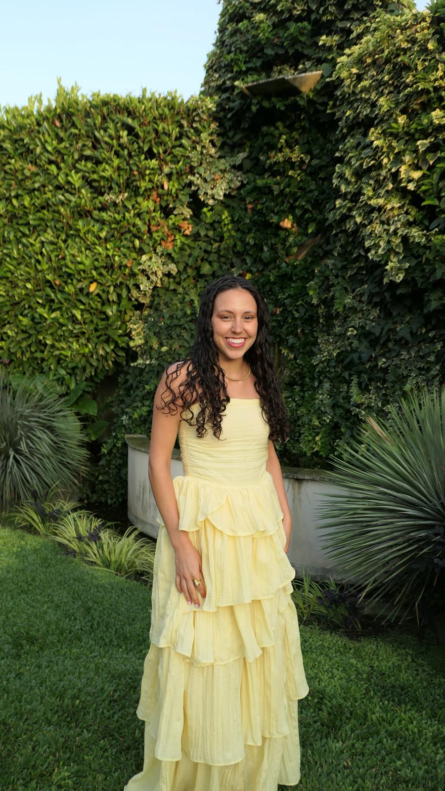 Vestido amarelo de cerimónia com camadas de folho