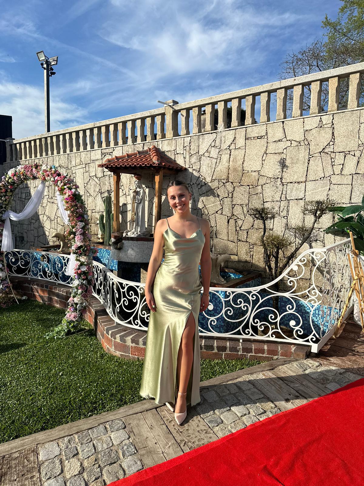 Vestido dourado de gala com fenda