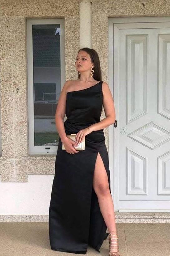 Vestido preto de um ombro com fenda
